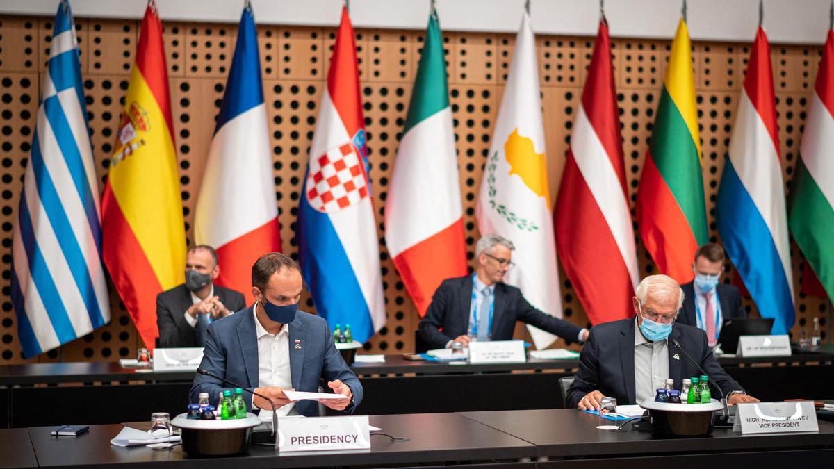 El ministro de Exteriores esloveno, Anze Logar y el alto representante para la política exterior de la UE, Josep Borrell, en la apertura del consejo de ministros de Asuntos Exteriores de los Veintisiete.