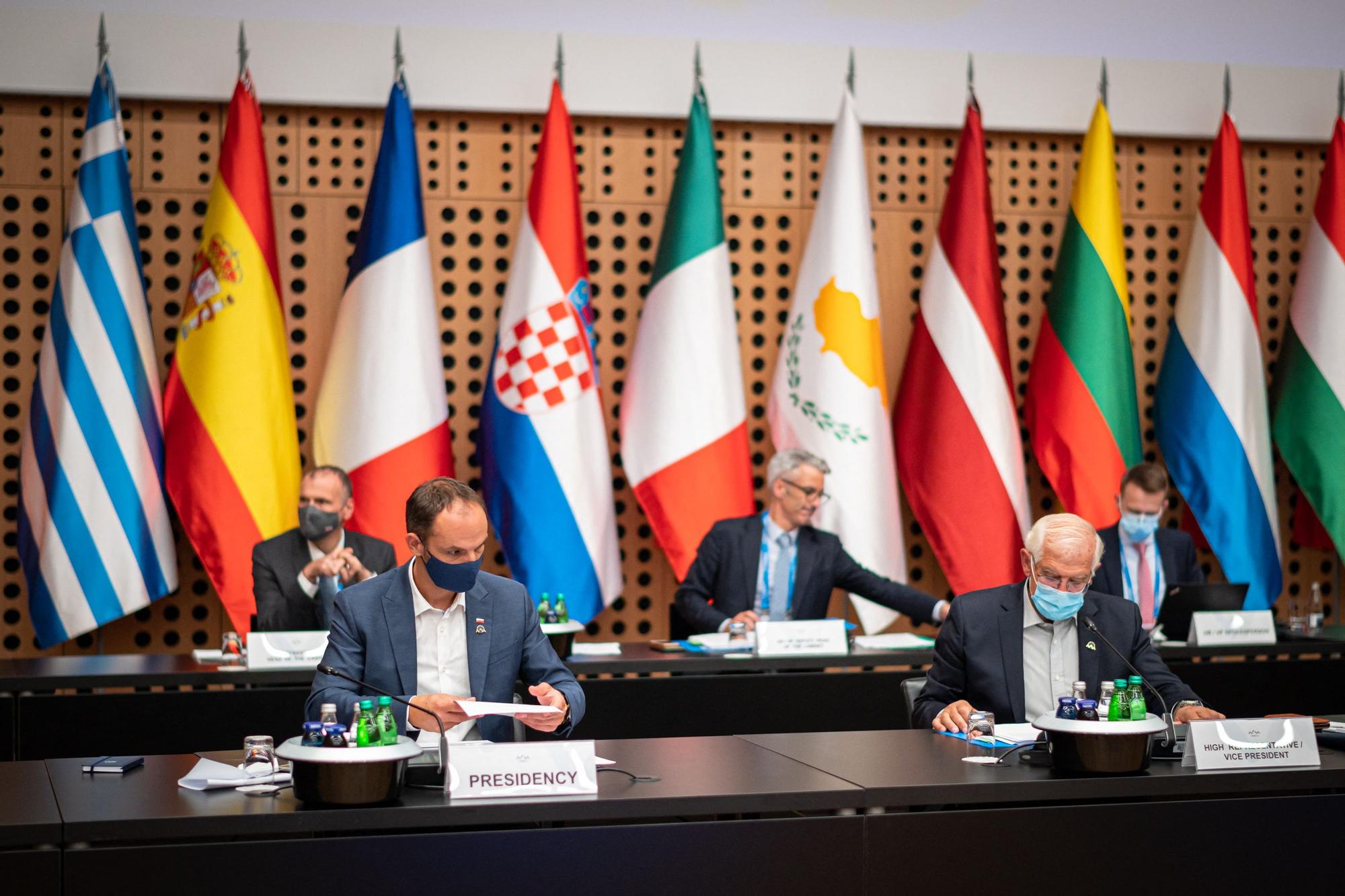 El ministro de Exteriores esloveno, Anze Logar y el alto representante para la política exterior de la UE, Josep Borrell, en la apertura del consejo de ministros de Asuntos Exteriores de los Veintisiete.