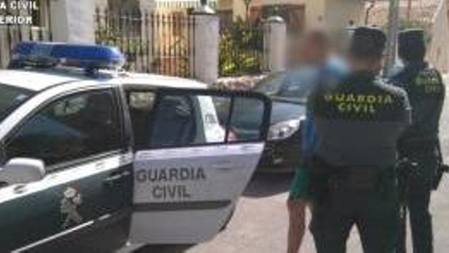 Agentes de la Guardia Civil detienen a un hombre en El Campello