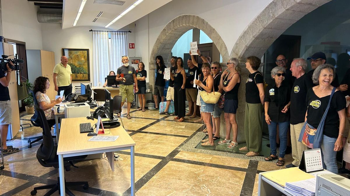 VÍDEO | Unas 40 personas exigen en Binissalem "transparencia" sobre la segunda fase del polígono industrial