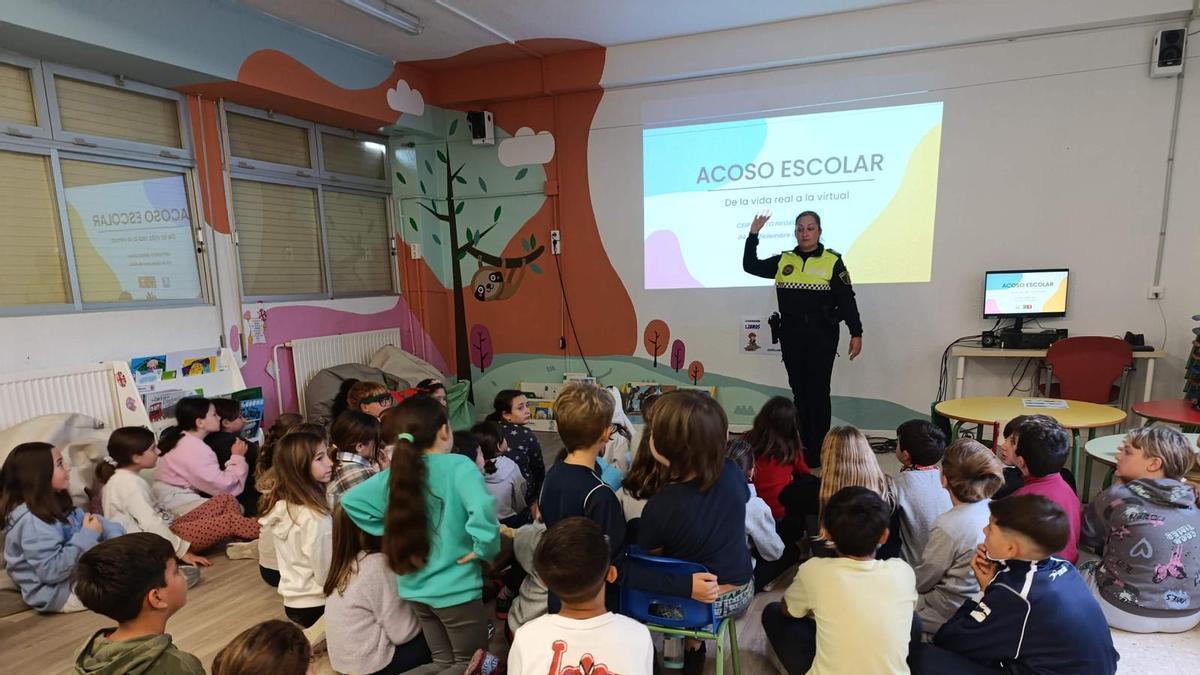 Una de las charlas del agente tutor sobre acoso escolar en Elda.