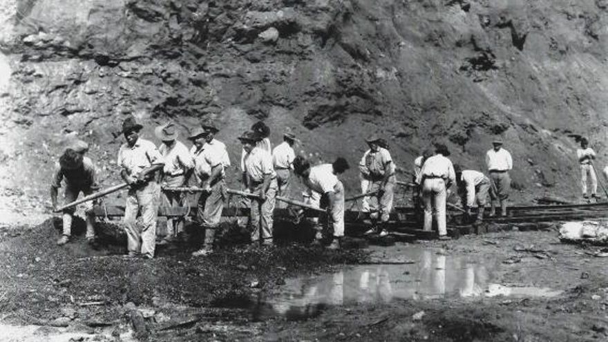 Obreros gallegos trabajando en el Canal de Panamá. |   // FDV