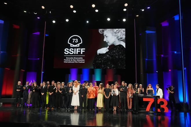 Foto de familia de los premiados durante la gala de clausura del Festival de San Sebastián, en el Teatro Victoria Eugenia, a 27 de septiembre de 2025, en San Sebastián, Guipúzcoa, País Vasco (España). El festival ha celebrado su 73ª edición del 19 al 27 de septiembre de 2025, reforzando su protagonismo global con 254 títulos de 56 países y una destacada presencia del cine español. La participación femenina detrás de cámaras ha aumentado y el cine vasco cuenta con 38 producciones. El certamen ha incluído secciones oficiales, estrenos, foros y actividades para profesionales y público. 27 SEPTIEMBRE 2025;CINE;SAN SEBASTIÁN;FESTIVAL;CINEASTAS;ACTRIZ;DIRECTOR;PELÍCULA; Unanue / Europa Press 27/09/2025. Unanue;