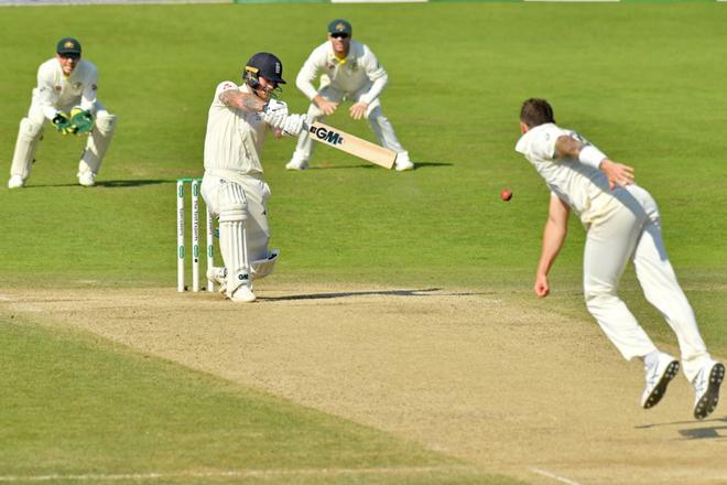 Ben Stokes juega un tiro durante el juego en el cuarto día del tercer partido de prueba de cricket de cenizas entre Inglaterra y Australia en Headingley en Leeds, norte de Inglaterra.