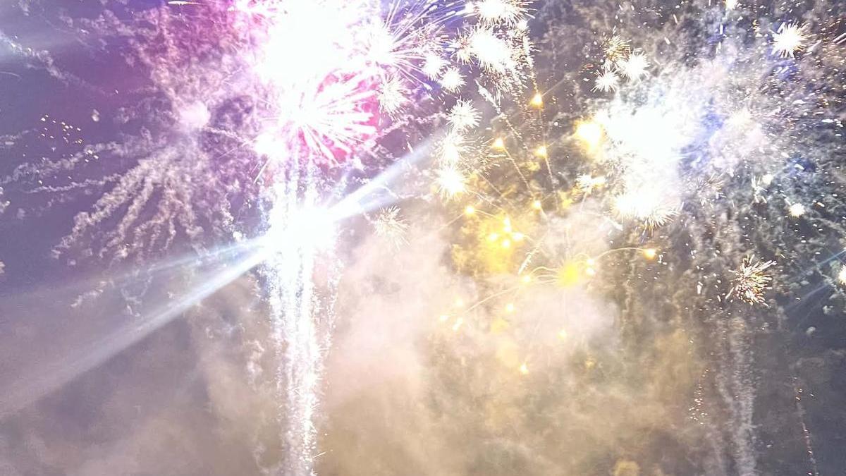 Fin de fiesta de San Antoniu con espectaculares fuegos arificiales en Cangas de Onis
