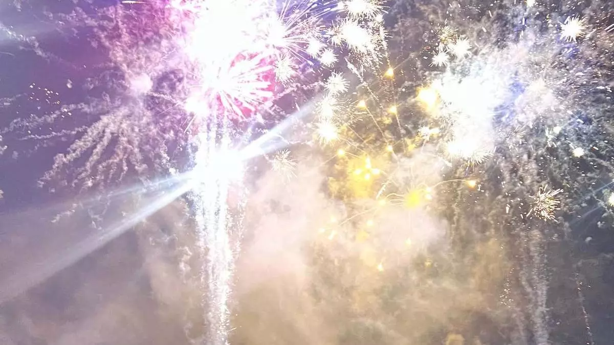 Cientos de personas celebran la espectacular colección de fuegos artificiales en Cangas como colofón a las fiestas de San Antoniu-2026