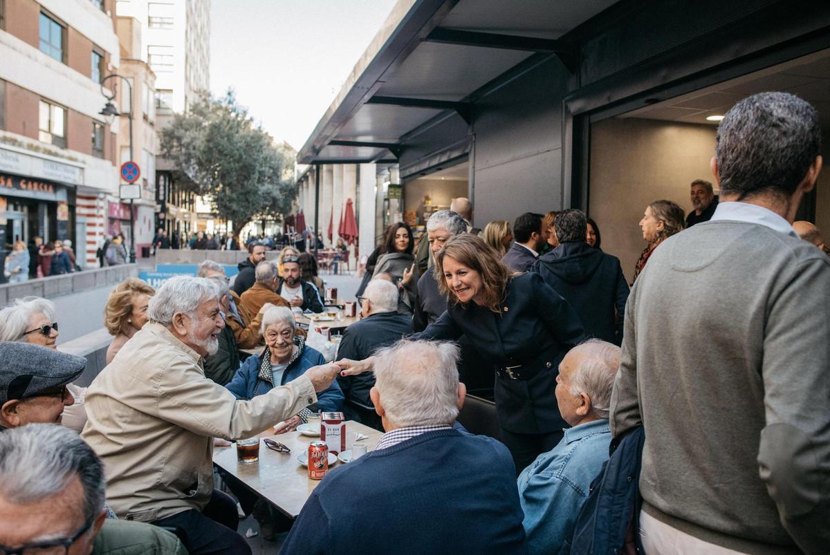 Carrasco saluda a los clientes del bar del Mercat, este jueves.