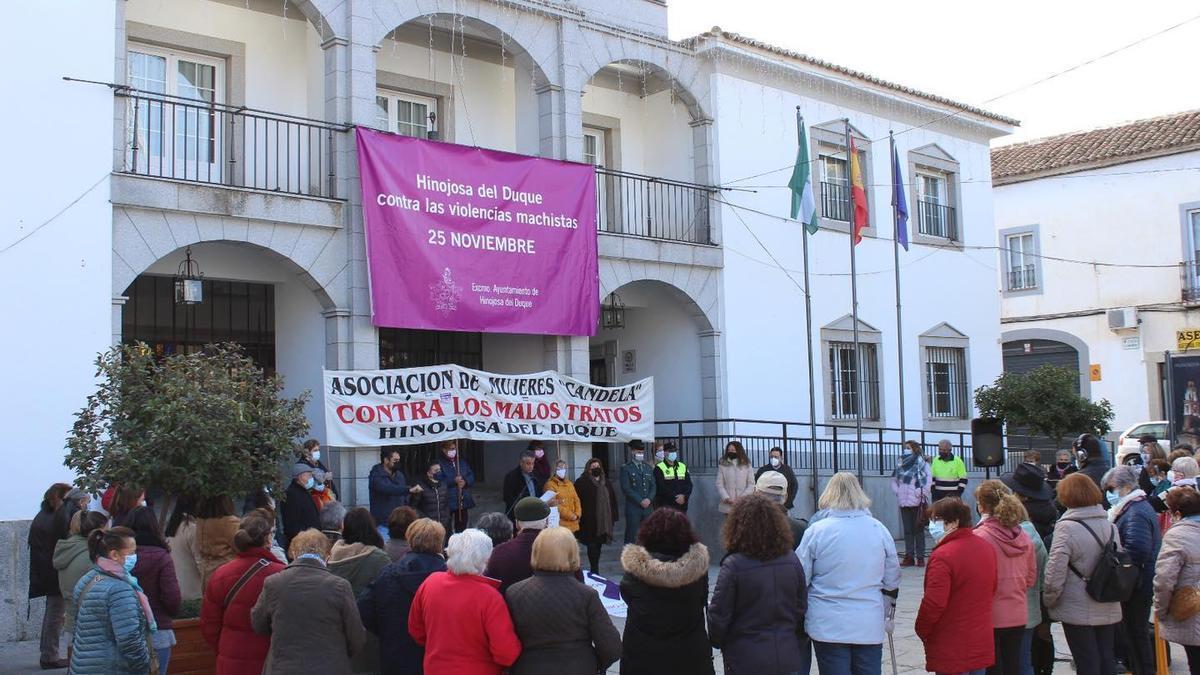 La plaza de la Catedral ha acogido la concentración y la lectura del Manifiesto contra la Violencia hacia la Mujer.