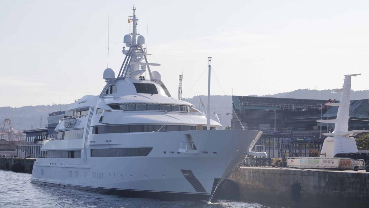 El superyate «Vibrant Curiosity» del milmillonario Reinhold Würth se refugia en Vigo.