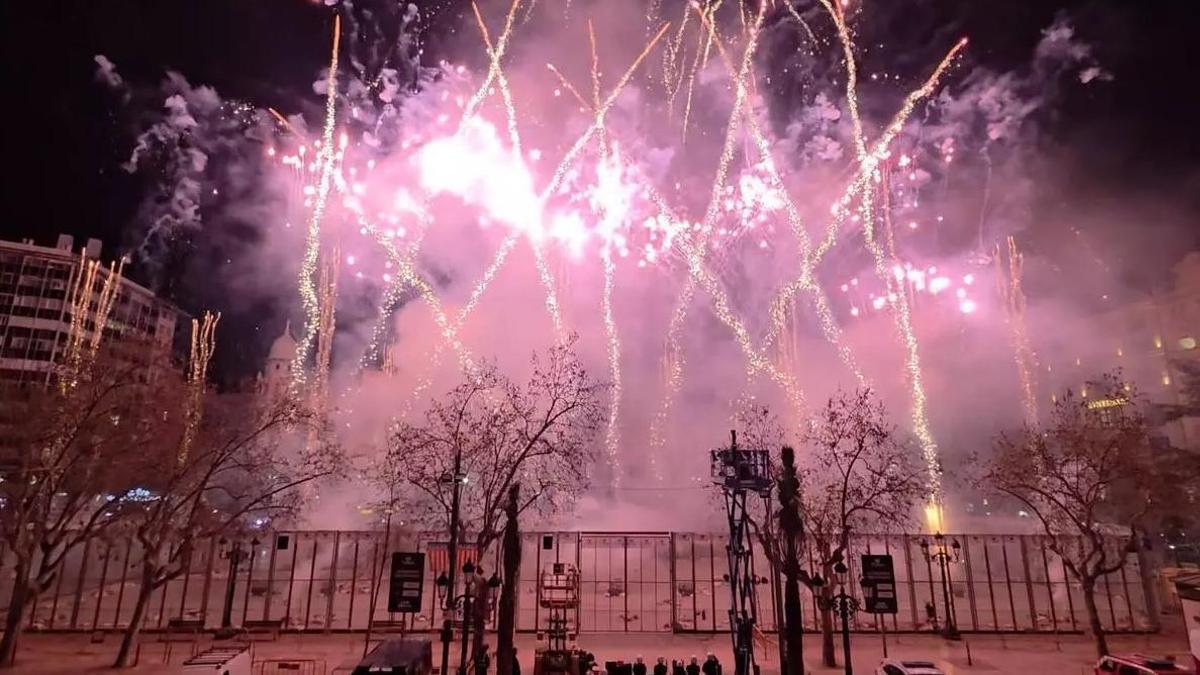 Castillo de fuegos artificiales en la Plaza del Ayuntamiento