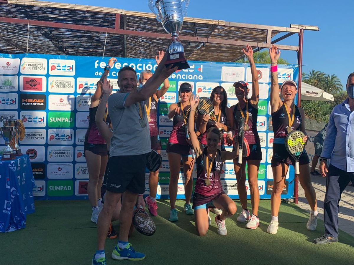 Celebración de las jugadoras del Club de Pádel Riba-roja, conjunto capitaneado por Toni Teresí y Virginia Sánchez