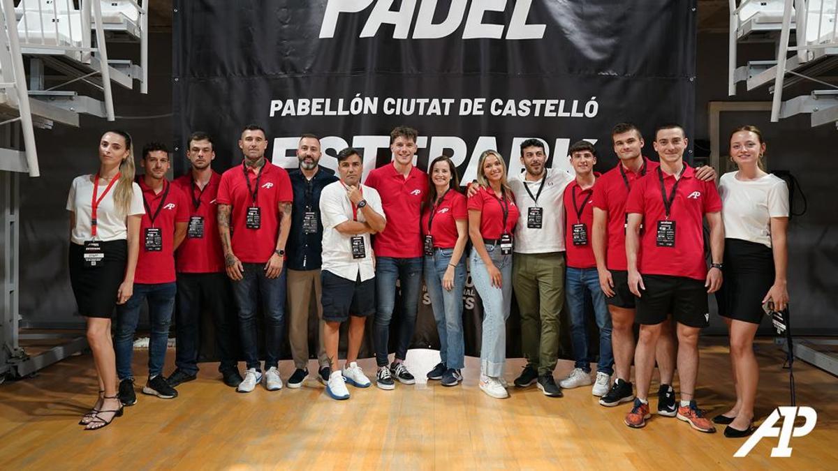 Miembros del staff posan en el primer día y ya están preparados para una semana llena de pádel.