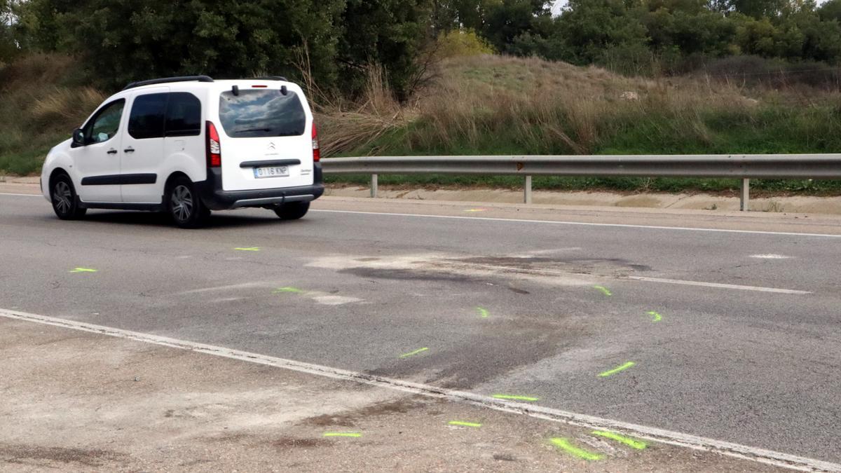 Marques a la carretera al punt quilomètric 150 de la carretera C-37 on ha tingut lloc l&#039;accident mortal. 10 d&#039;octubre de 2021. (Horitzontal)