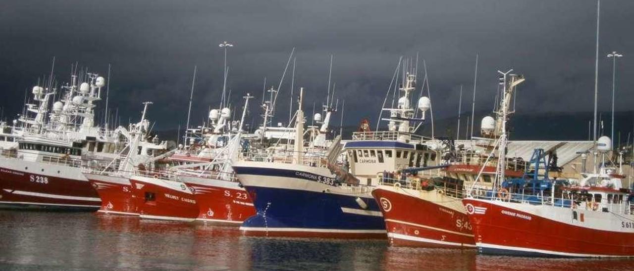 Buques de arrastre y palangre en un muelle irlandés. // Pxhere