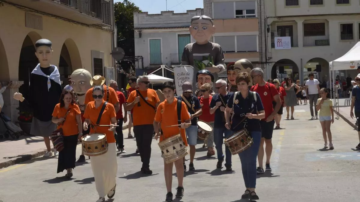 Moncofa celebra la sexta Trobada de Colles de gegants i cabuts