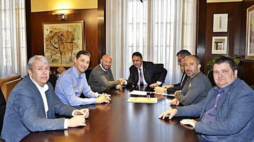 Els representants de l&#039;Ajuntament i el club amb el president Sàez i l&#039;alcalde Junyent segellant el conveni