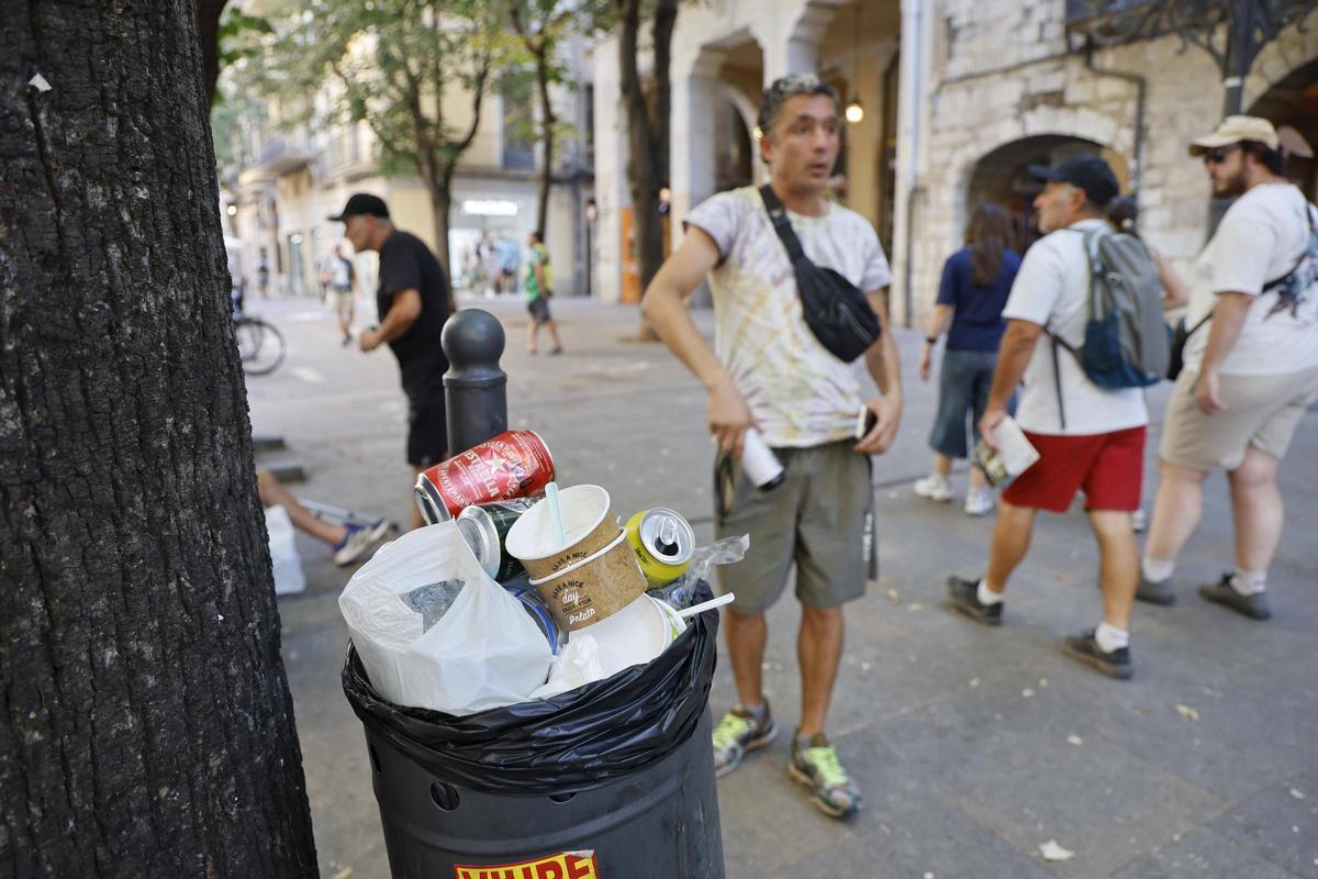 Girona vol evitar que la gent llanci envasos de menjar i begudes a les papereres del centre