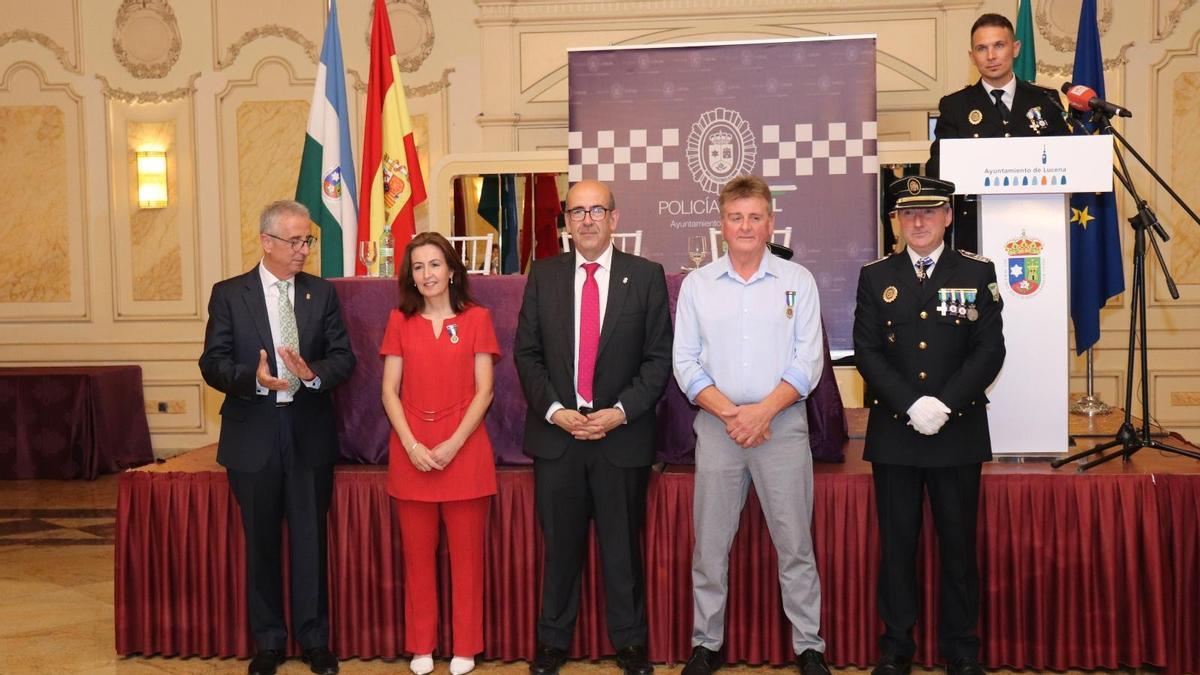 Matilde Dorado y Manuel Muñoz fueron reconocidos en el acto por la festividad del patrón de la Policía Local de Lucena.