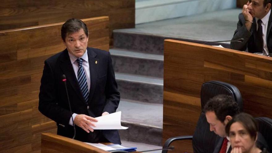 Javier Fernández, ayer, durante su intervención en el Parlamento regional.