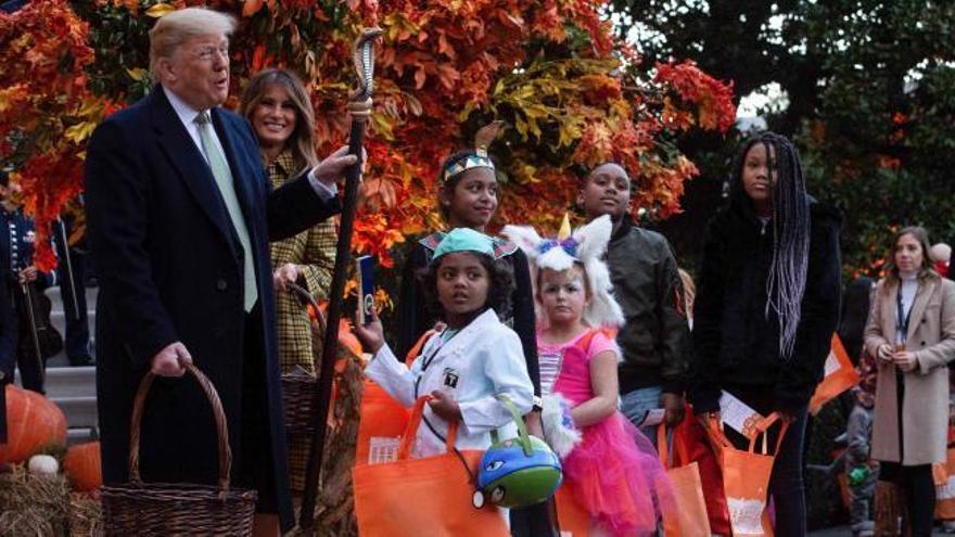 Donald Trump y Melania celebran Halloween rodeados de niños