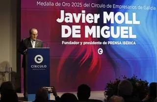 Javier Moll recibe en Vigo la Medalla de Oro de los empresarios gallegos: «A mí solo me corresponde la mitad; la otra, a mi esposa Arantza»