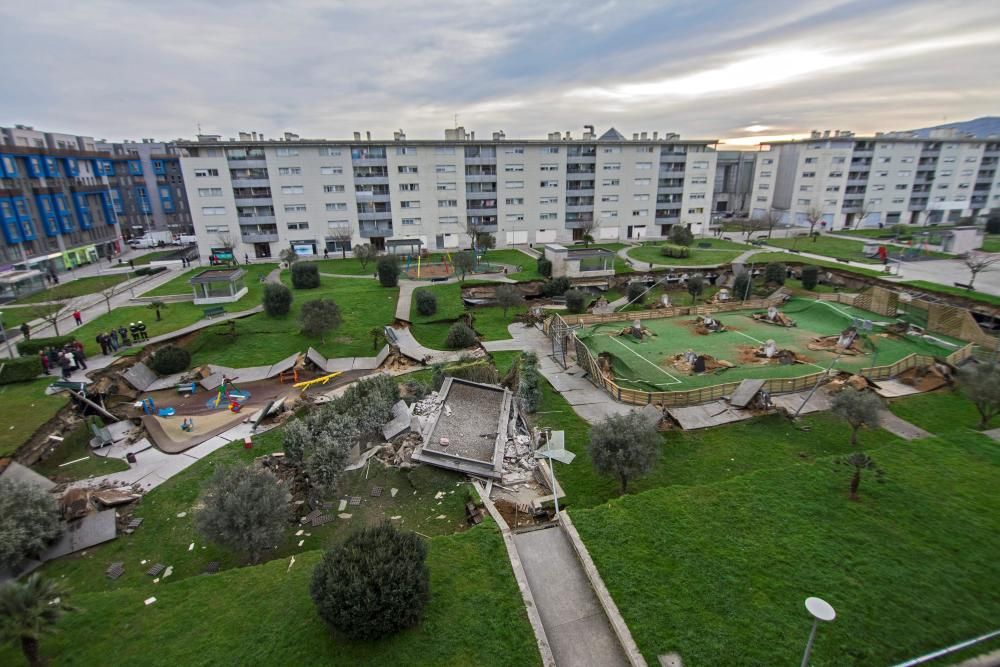 Se hunde un parque infantil sobre el aparcamiento de una urbanización de Santander.