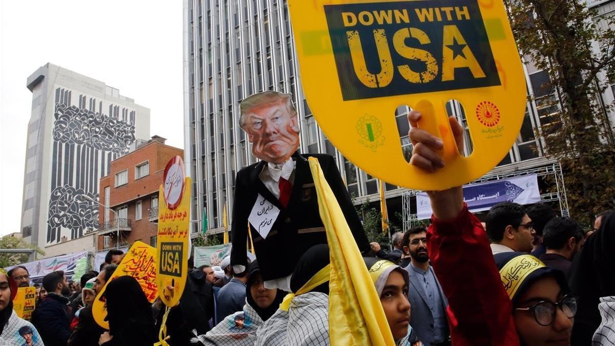 Un grupo de manifestantes muestran pancartas contra EEUU, este lunes, en Teherán.