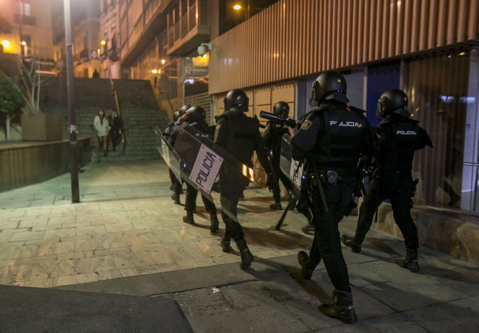 Un grupo de jóvenes negacionistas se enfrenta a la Policía Nacional en el centro de Alicante