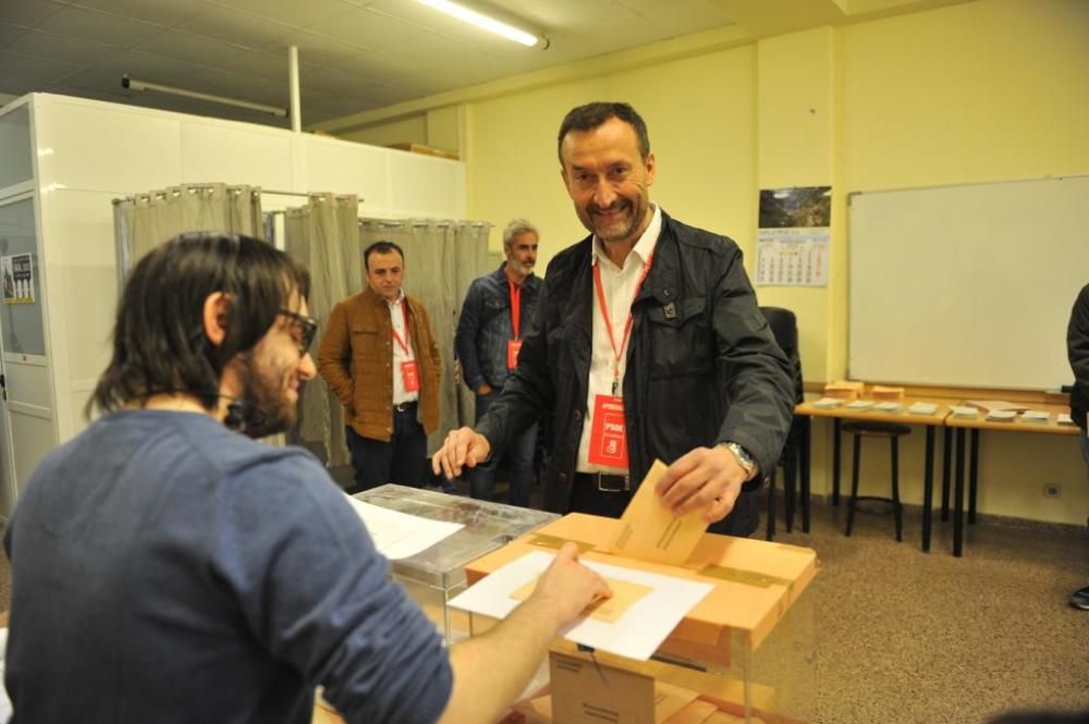 Los políticos del Baix Vinalopó acuden a las urnas