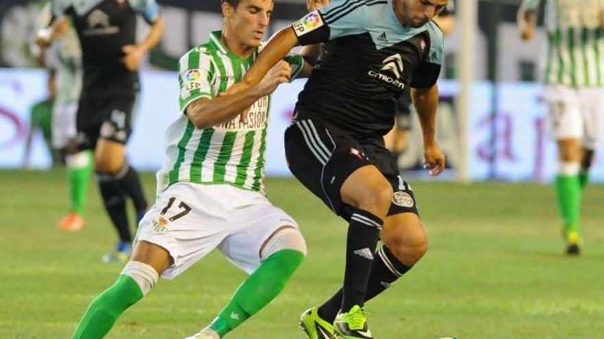 Nolito protege el balón ante la presión de Juan Carlos durante el Betis-Celta. // LOF