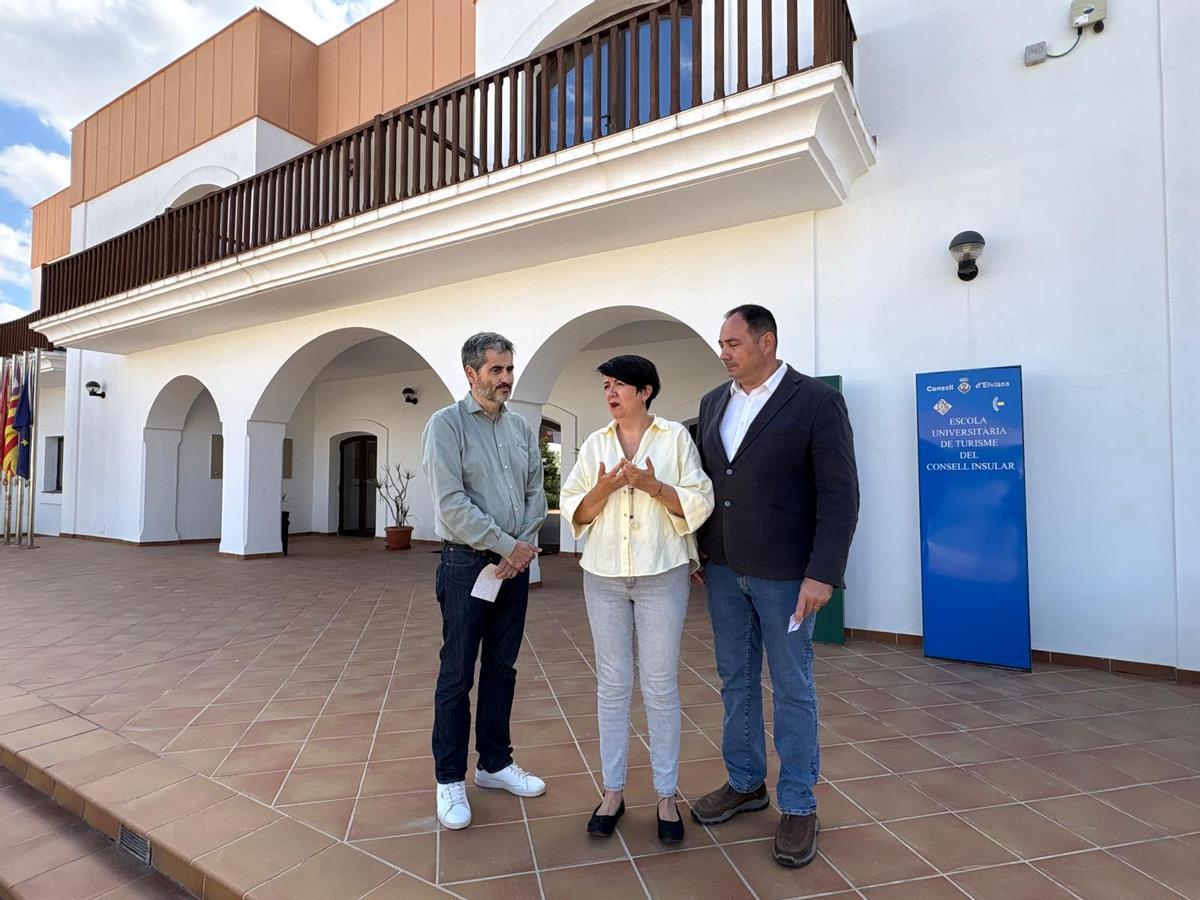 La portavoz del PSOE en el Consell de Ibiza, Elena López Bonet, a las puertas de la sede de la Escuela, acompañada por el conseller Víctor Torres y por el diputado autonómico y secretario de Educación de la Federación Socialista de Ibiza, Àlex Pitaluga.