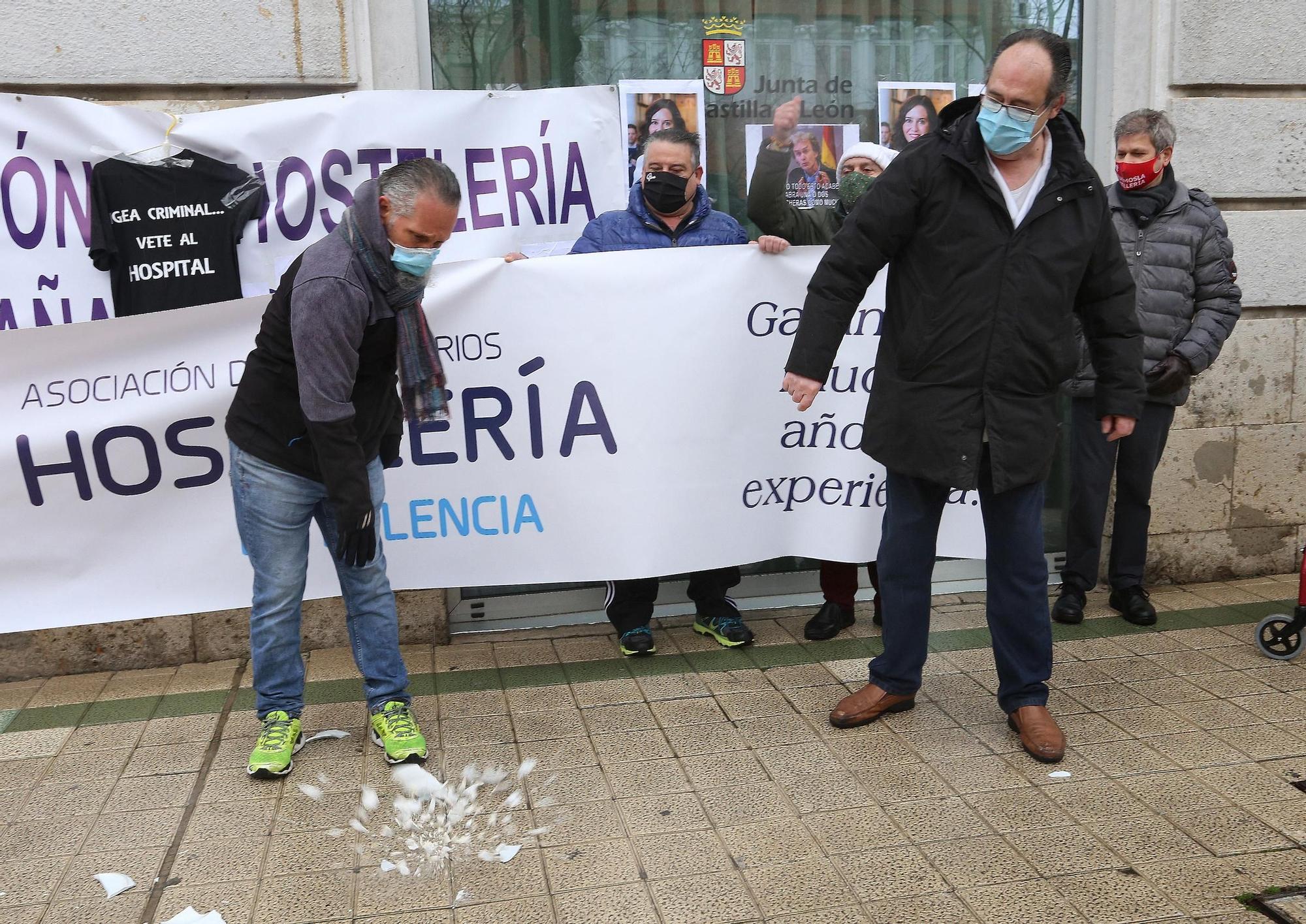 El sector hostelero de Castilla y León rompe platos en protesta por su situación frente al COVID