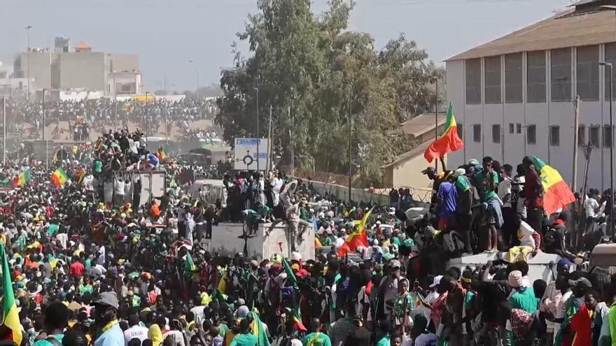 Senegal celebra en Dakar su segunda Copa Africana en un recorrido masivo por la capital