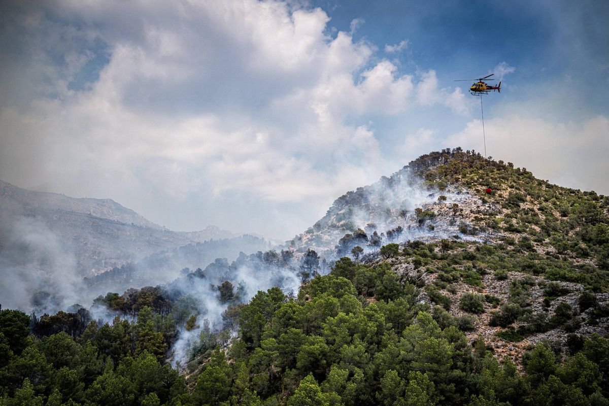 Dentro del incendio en Baix Ebre: los bomberos trabajan a contra reloj en el incendio forestal en Paüls