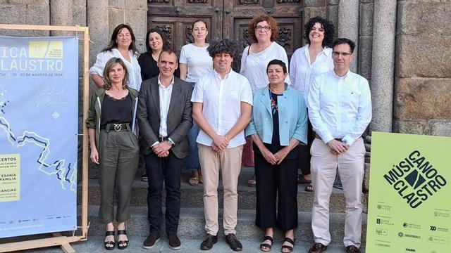 Presentación de Música no Claustro, ayer, con su director, Samuel Diz, en el centro, junto al alcalde, Enrique Cabaleiro, la diputada Nava Castro, concejales y representantes de la Xunta y Artesanía de Galicia. | // D.P.