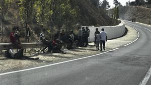 Decenas de personas se congregan en un monte cercano a la frontera de Ceuta