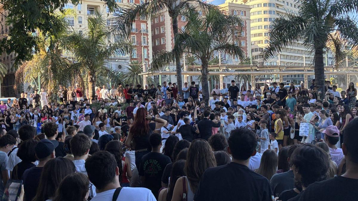 Batalla de 'farmear aura' en la Plaza de la Marina