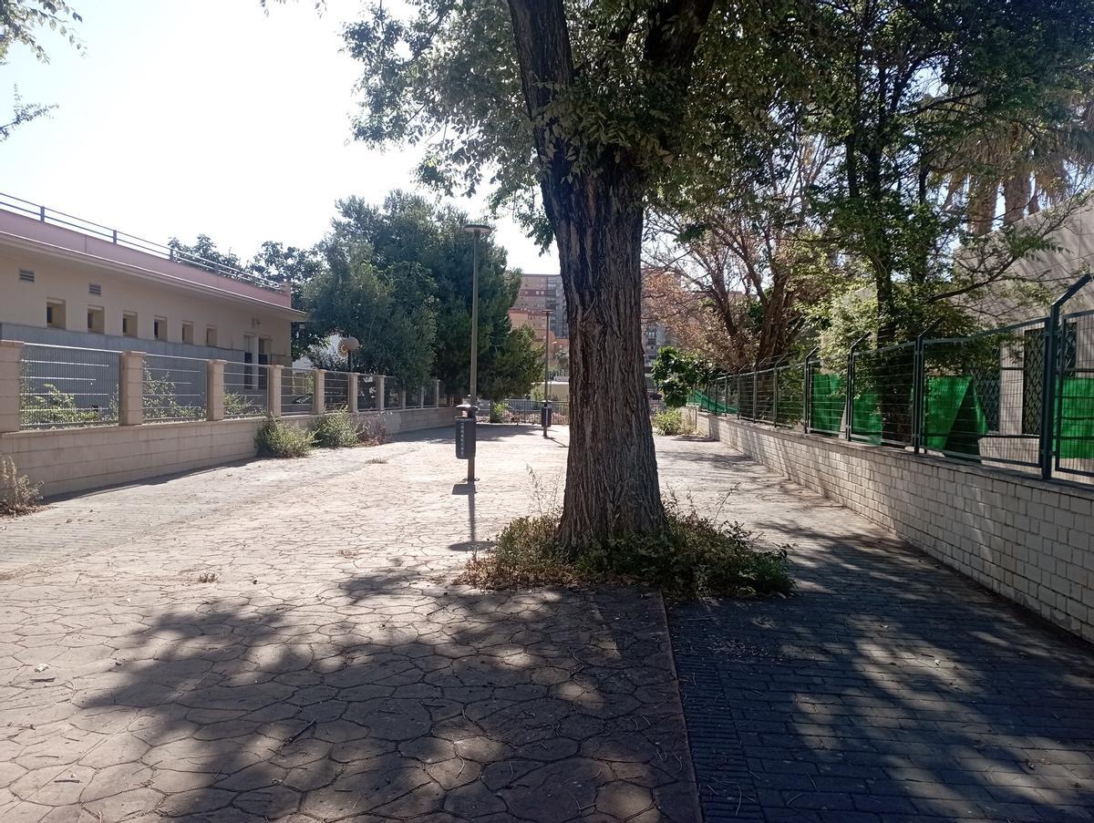 Otra vista de la calle sin nombre en La Palma Palmilla, con la comisaría a la izquierda y el centro de salud a la derecha.