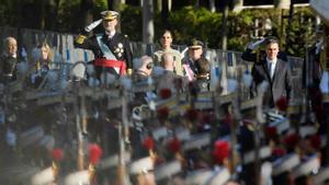 Felipe VI, la reina Letizia y Pedro Sánchez, entre otros, durante el desfile militar del 12 de octubre.