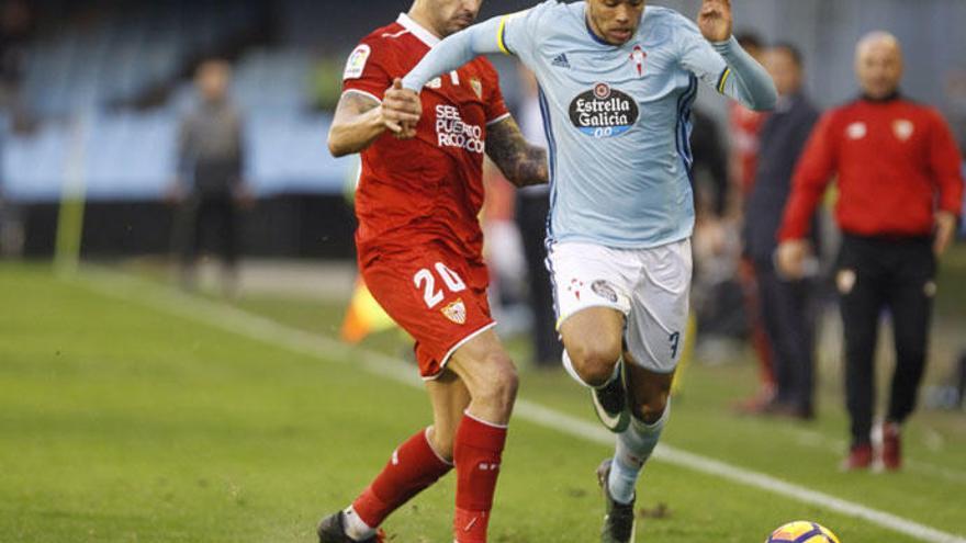 Bongonda, perseguido por Vitolo, en el partido ante el Sevuilla. // J. Lores