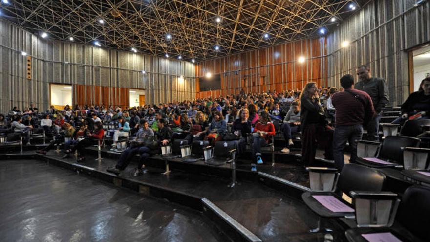 Denuncian la existencia de preparadores en tribunales de oposiciones a maestros en Canarias