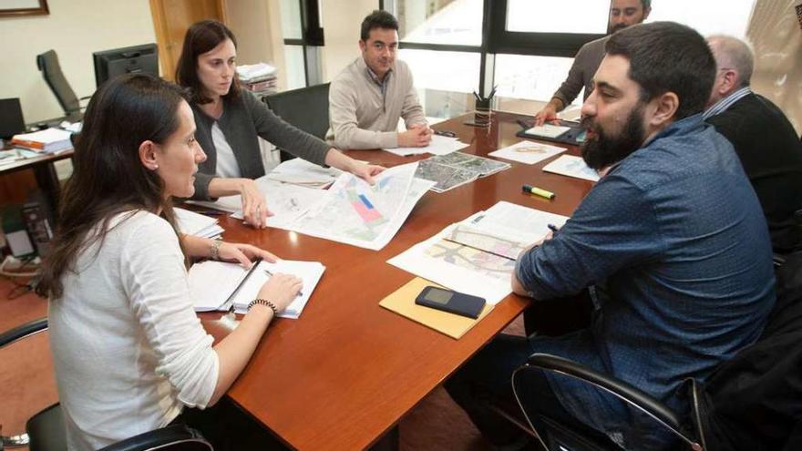 La directora xeral de Mobilidade, con técnicos de la Xunta y los concejales Xiao Varela y Daniel Díaz.