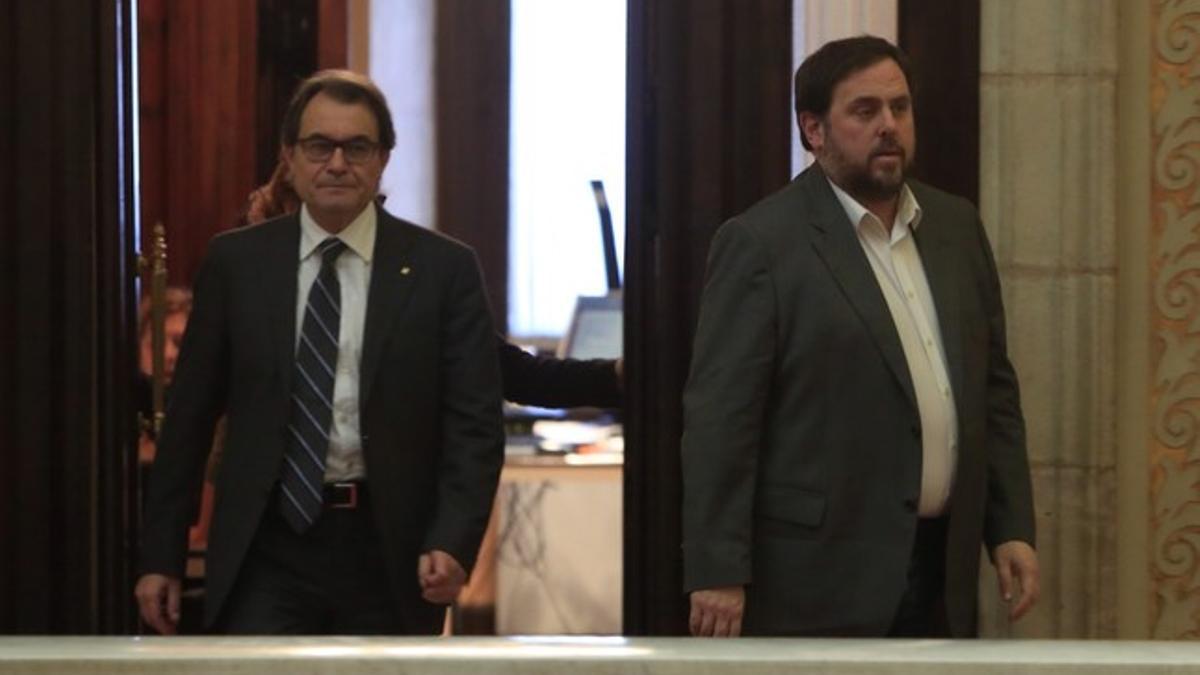 Artur Mas y Oriol Junqueras salen del despacho del 'president', el pasado 19 de diciembre en el Parlament.