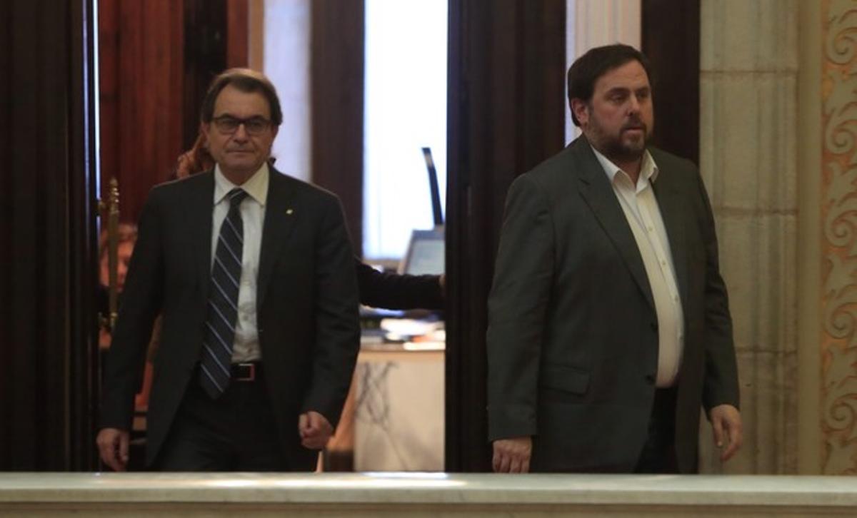 Artur Mas i Oriol Junqueras surten del despatx del president, aquest divendres al Parlament. Artur Mas i Oriol Junqueras surten del despatx del president, aquest divendres al Parlament.