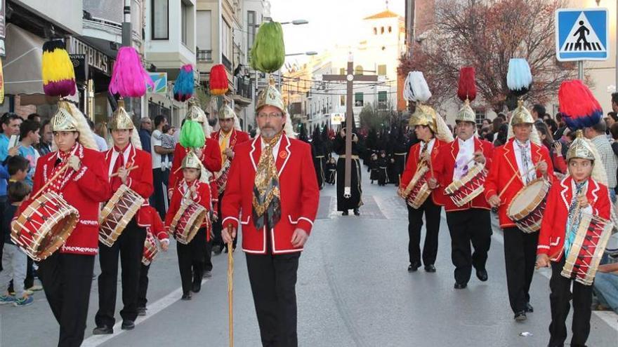 Lunes Santo de estrenos y tambores roncos &#039;enlutaos&#039;