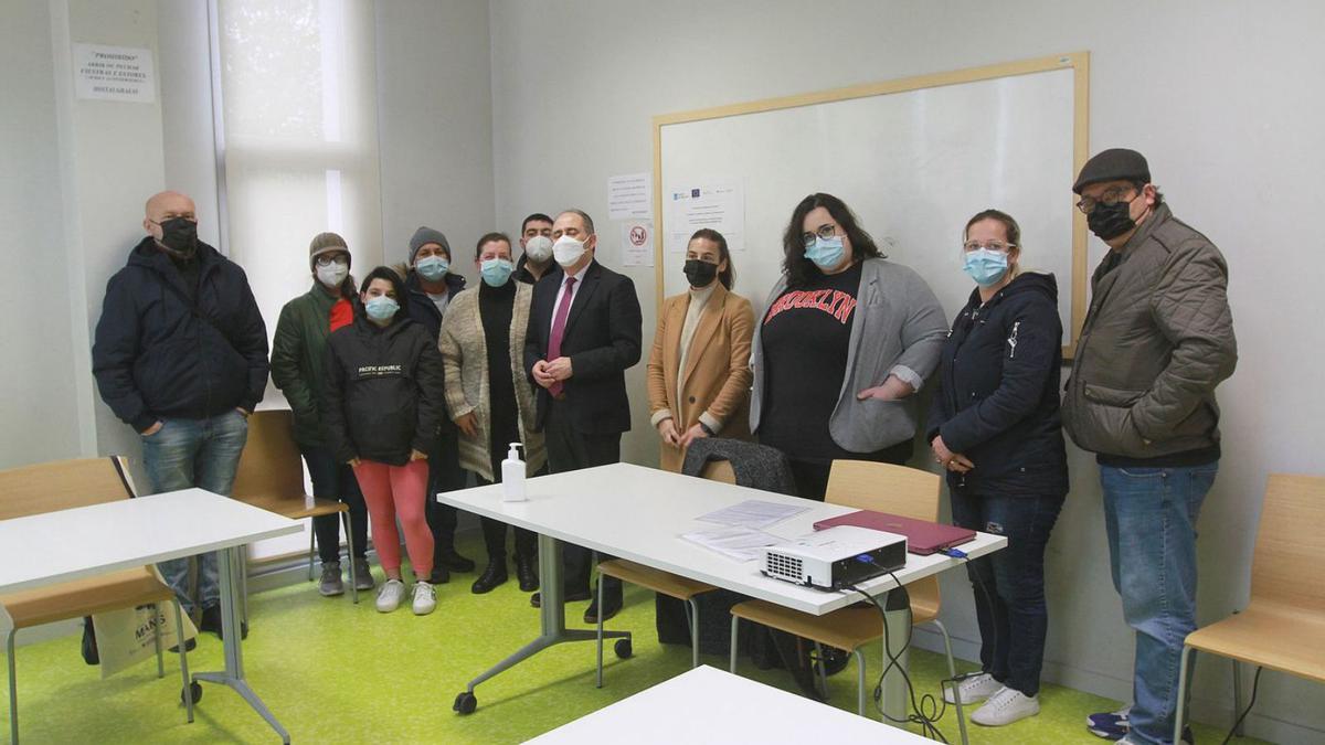 Arturo Parrado visitó ayer a los participantes en los cursos de la Fundación Amigos de Galicia.   | // I. OSORIO