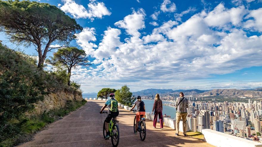 El turista de 2023: hiperconectado y a la espera de que su viaje a la Costa Blanca sea una aventura