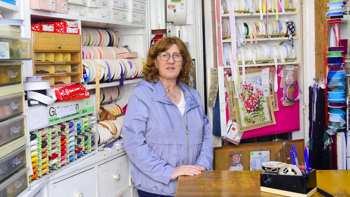 70 años de la mercería que da alma a Os Mallos (A Coruña): "La gente se desesperó cuando estuve de baja"