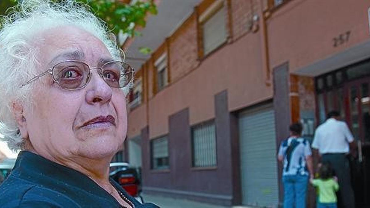 PenaMaría Teresa Alsina, pensionista que afronta un desahucio, frente a su portal, ayer.