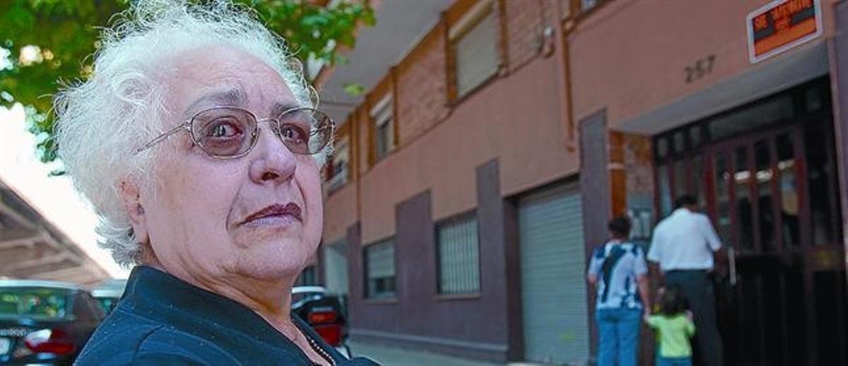 PenaMaría Teresa Alsina, pensionista que afronta un desahucio, frente a su portal, ayer.